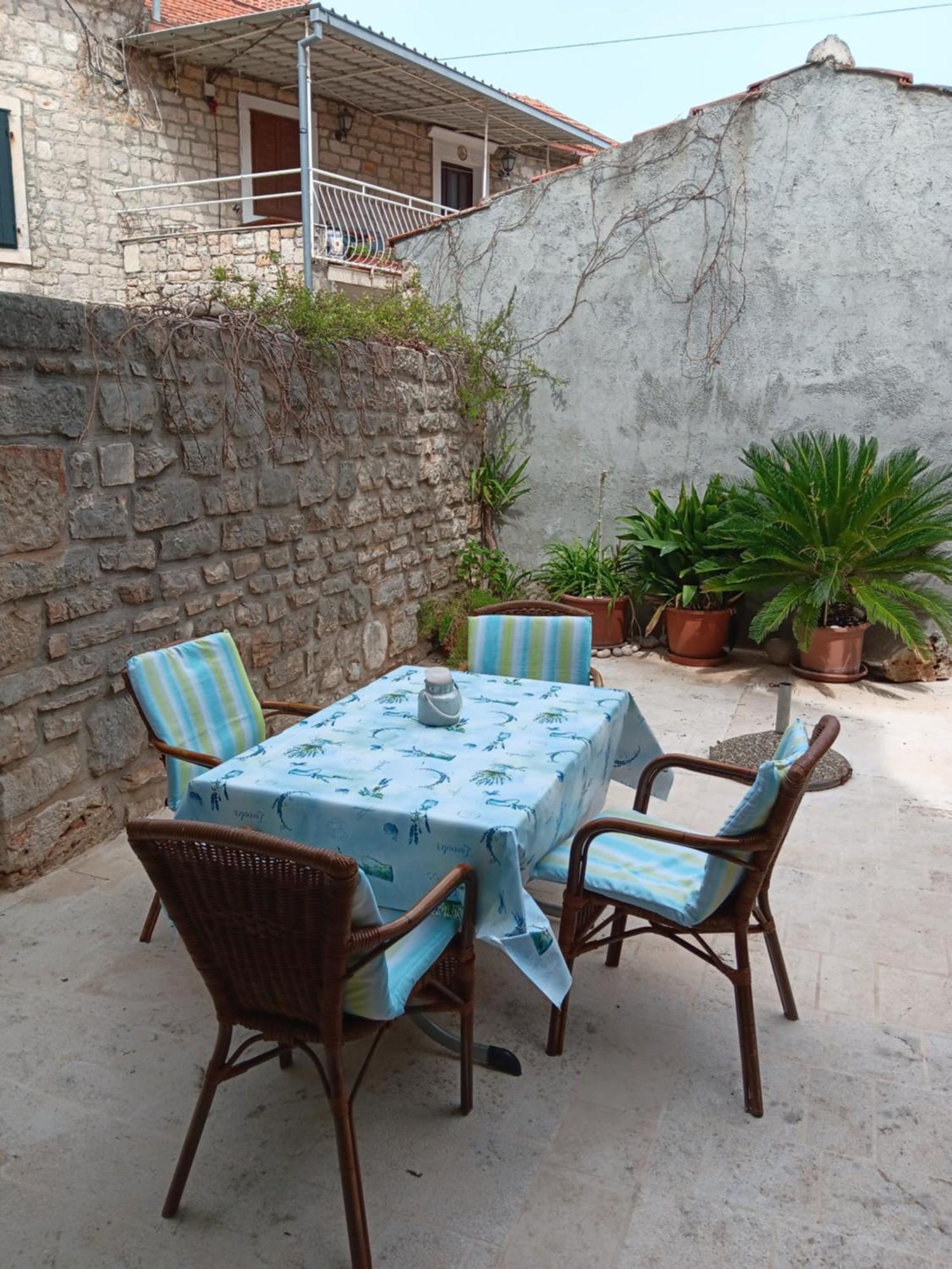 Lucijo Casa de hóspedes Vrboska